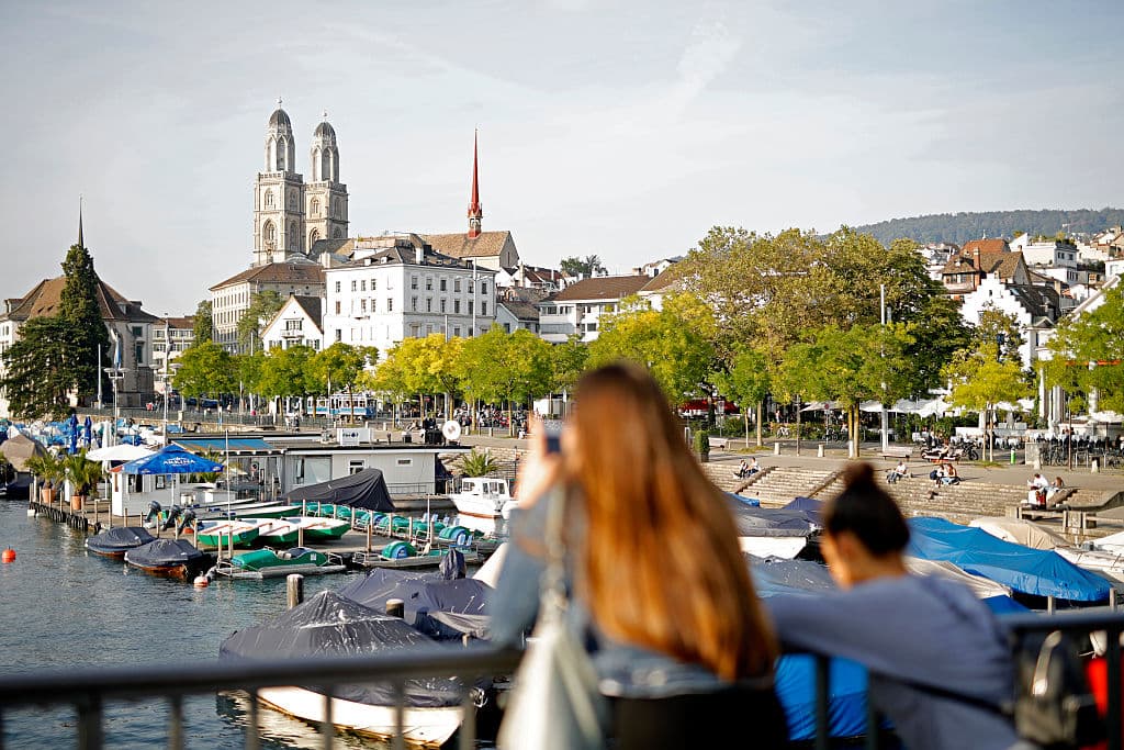 <b>3. Zurich, Suiza.</b> Ciudad conocida por su papel en las finanzas mundiales, es también un destino de esparcimiento aunque es una ciudad cara. Zurich casi nunca se pierde un puesto entre las ciudades con mayor calidad de vida del mundo y en las listas se valoran factores económicos, culturales y de seguridad.
<br>