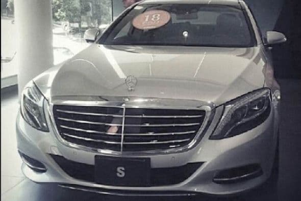 En otra ocasión compartió una fotografía de auto Mercedes Benz, todavía en la concesionaria con la frase "Sin problema, no hay ningún motivo".