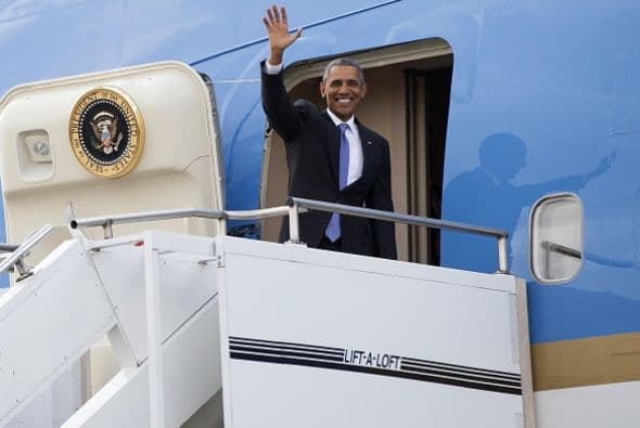 Barack Obama, abordando el Air Force One para viajar a Etiopía.