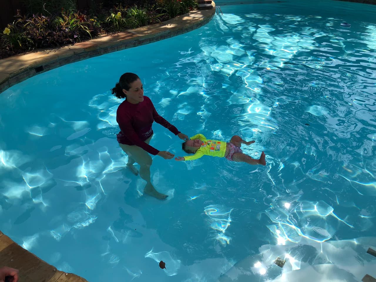 Muchos de los niños logran flotar hasta la orilla para protegerse.