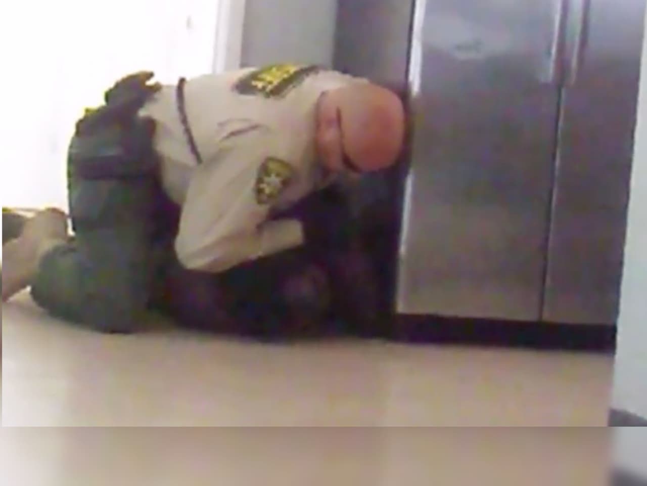 El video que revela cómo un policía hostiga a un adolescente negro que no tiene manos ni piernas
