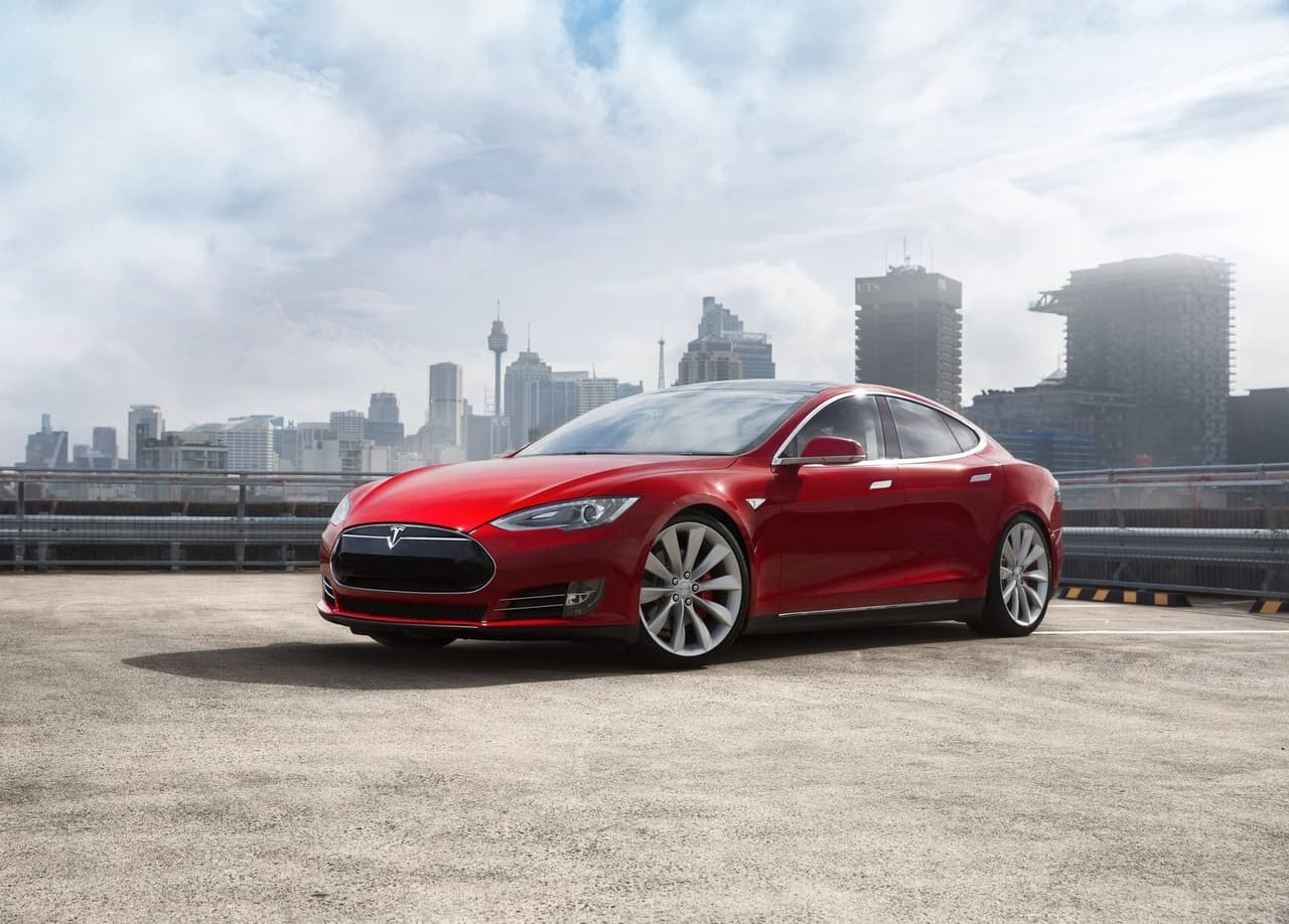 Tesla luego lanzó al Model S, un sedán con un precio inicial de 75,000 dólares y una autonomía de 200 millas (320 kilómetros) por carga.