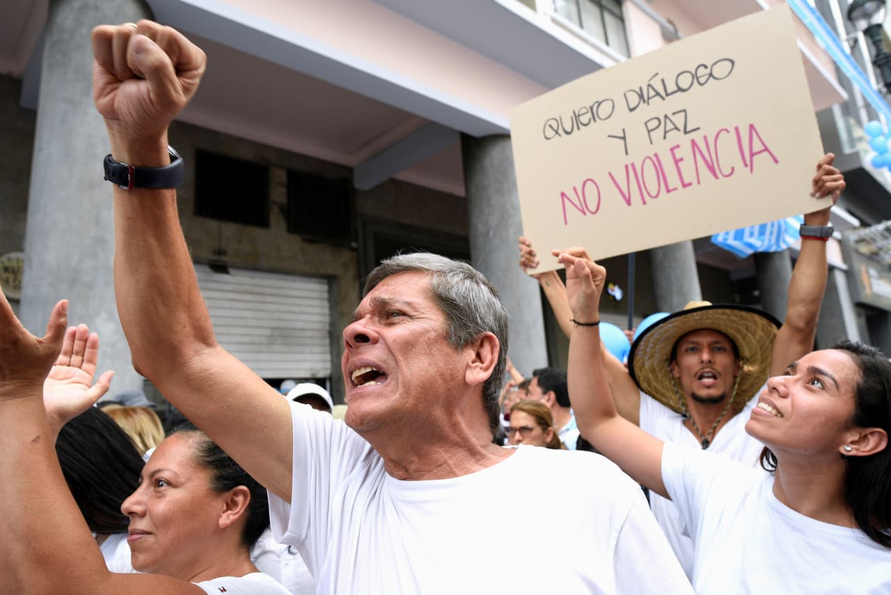 El presidente de Ecuador, Lenín Moreno, abrió el miércoles la expectativa de una pronta solución a la crisis en el país tras una gran movilización de indígenas en contra del alza de precios de combustibles. "Sin duda alguna, esto se va a solucionar muy pronto", dijo el mandatario en un video retransmitido por un canal estatal de televisión luego de una gran movilización de aborígenes.
<br>