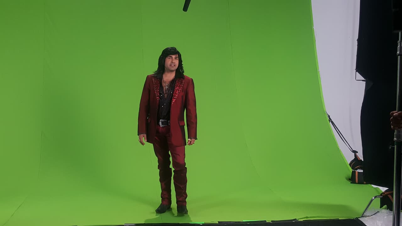 En cuestión de minutos llenó de sonrisas el foro con su extravagante personalidad.