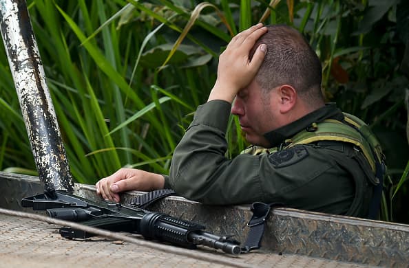 En esta foto de archivo, un policía llora después de un atentado reciente contra una patrulla en el Valle del Cauca.