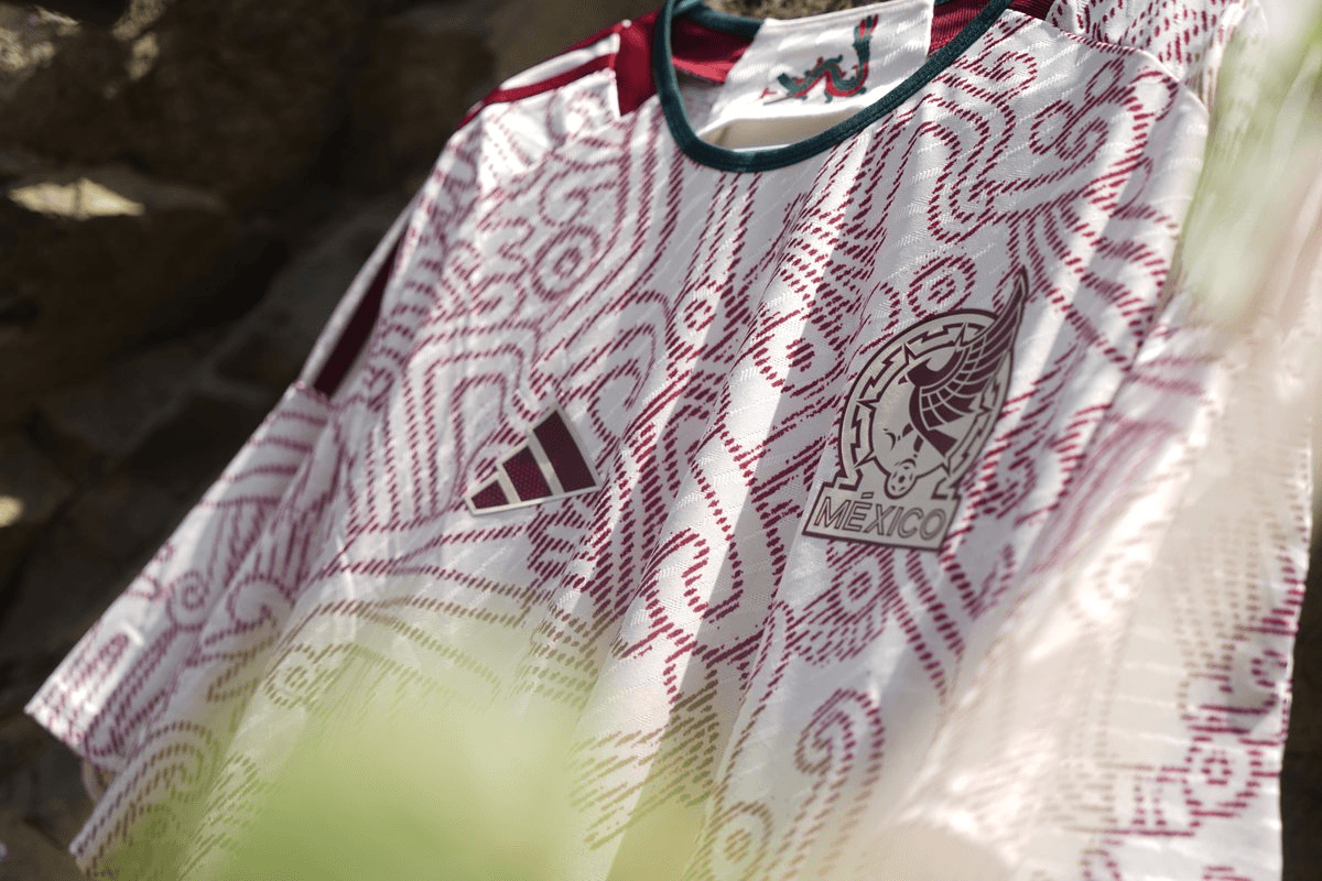 Este diseño que conjunta la tecnología con la historia de México en su cultura con tintes prehispánicos para la playera de visitante de México para el Mundial Qatar 2022 luce espectacular.