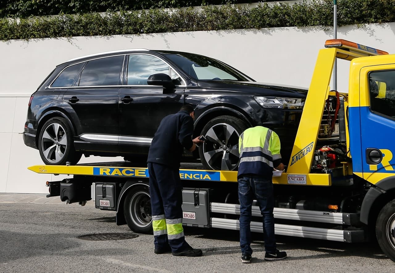 Por alguna razón que se desconoce, la camioneta tuvo que ser subida a una grúa.