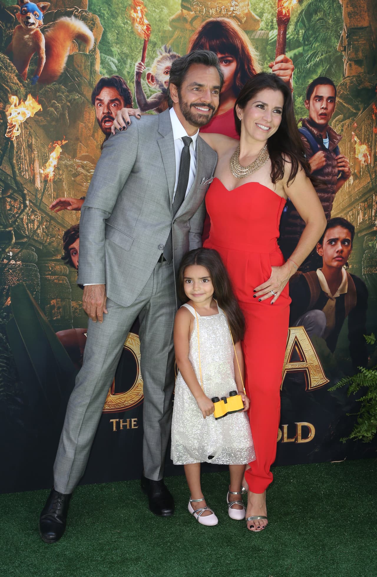 ...al final tomó su lugar al centro, entre Eugenio y Alessandra, y no dejaba de sonreír como toda una modelo profesional.