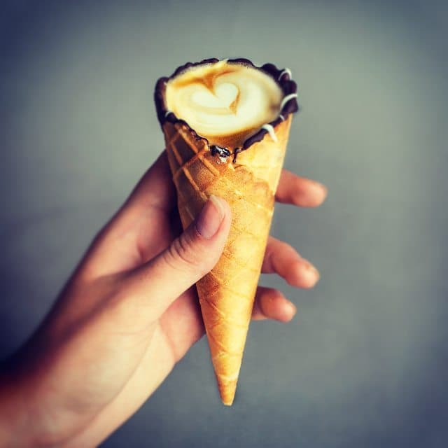 <b>Café en un cono</b>
<br>Esta es una de las tendencias más recientes y se la debemos a una cafetería en Sudáfrica. El café latte servido en un cono de helado es el sello de
<b><a href="https://www.facebook.com/thegrindza/">The Grind Coffee Company </a></b>en Johannesburgo, una bebida que ha sido retratada unas 1,500 veces por usuarios de Instagram y que empieza a replicarse en cafeterías de Los Ángeles.