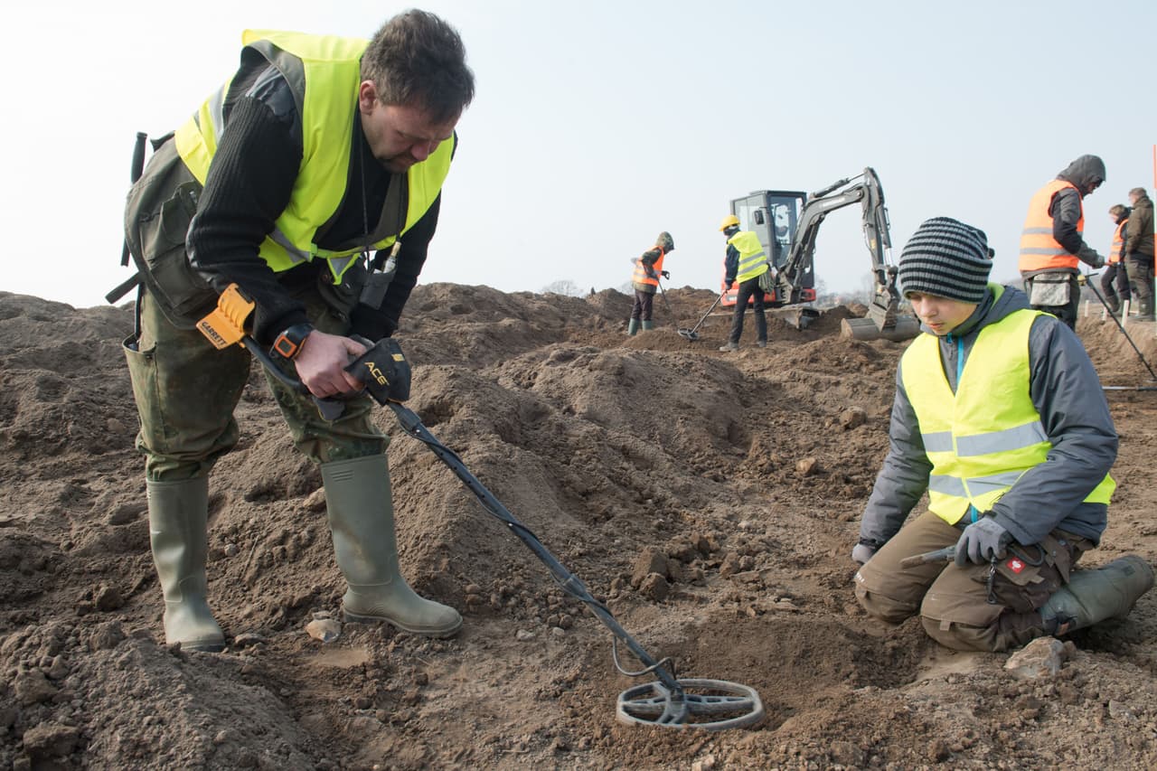 El arqueólogo aficionado Rene Schoen (izquierda) y el estudiante de 13 años Luca Malaschnichenko en plena excavación en Schaprode, en la isla de Rügen. Gracias al hallazgo del adolescente se han localizado centenares de figuras labradas en metales, brazaletes, broches, anillos, monedas, collares y perlas de 1,000 años de antigüedad.