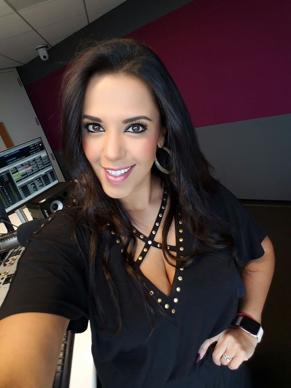 "Amo mi chamba" es el lema de la locutora que te acompaña y alegra cada mañana tras los micrófonos de la Qué Buena 94.1