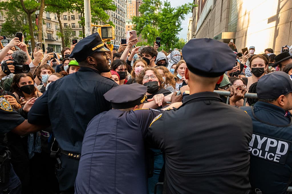 Dos agentes de seguridad del campus resultaron heridos durante el enfrentamiento inicial.