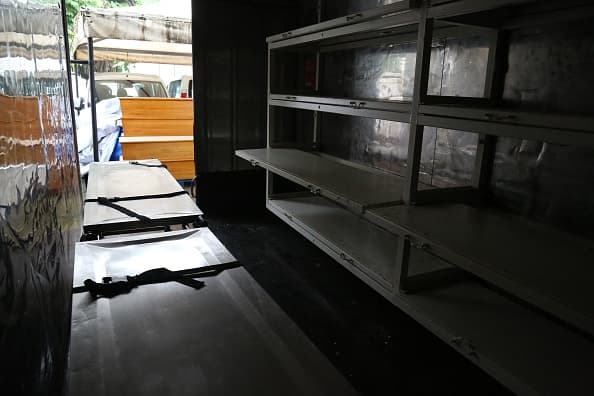 <b>¿Cómo solicitar?</b>
<br>
<br>Durante el mes de abril, FEMA comenzará a aceptar solicitudes. Si usted tuvo gastos fúnebres por COVID-19, le recomendamos guardar y recopilar la documentación. Los tipos de información deben incluir:
<br>
<ul>
 <li style="box-sizing: inherit; margin-bottom: 20px;"><b>Un certificado oficial de defunción </b>que atribuya la muerte directa o indirectamente a COVID-19 y demuestre que la muerte ocurrió en los Estados Unidos, incluyendo los territorios estadounidenses y el Distrito de Columbia.</li>
</ul>
<br>