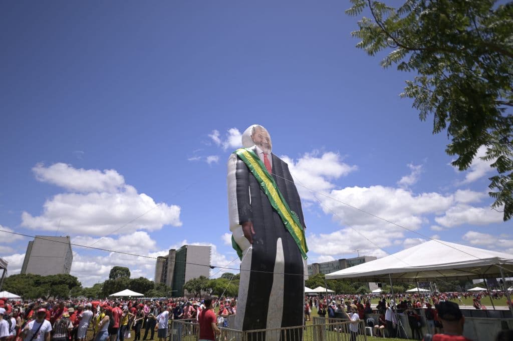 Detrás del edificio del Congreso, en la Explanada de los Ministerios, se han congregado también cientos de personas que han llegado a Brasilia desde diversos puntos del país para celebrar el 
<a href="https://www.univision.com/noticias/america-latina/lula-tercer-gobierno-brasil-desafios">regreso de Lula a la presidencia y la partida del ultraderechista Bolsonaro</a>.