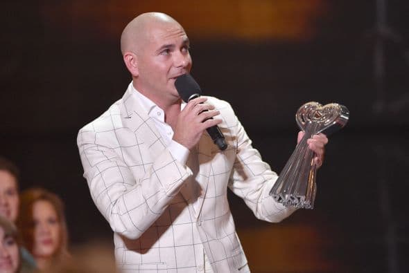 Pitbull lució elegante tanto en la alfombra roja como arriba del escenario.