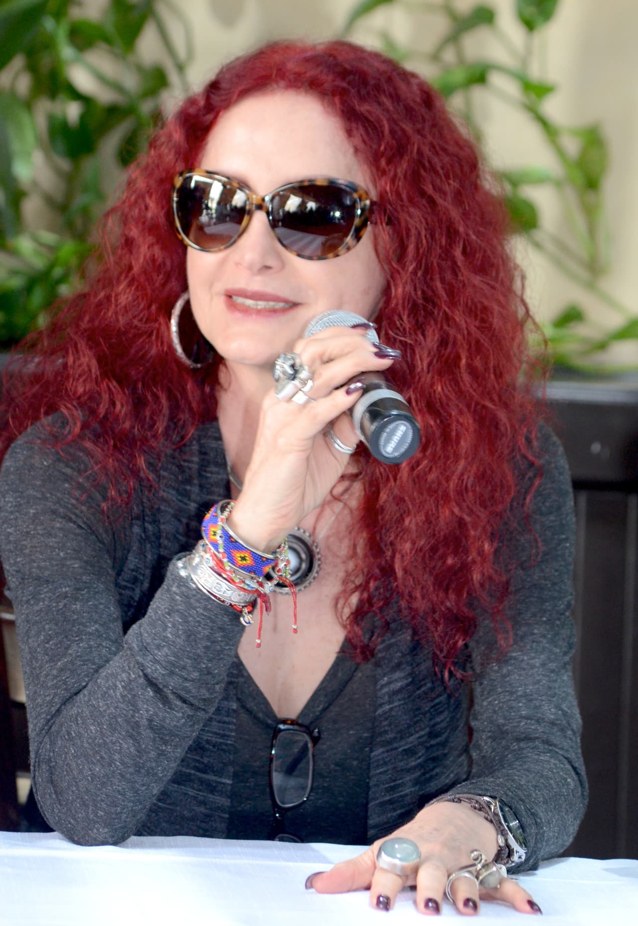 A pesar de que no ha visto el video, 'Chela' dijo que su hija no se ve mal: "Creo que lo hace de una manera fina, o sea no se ve vulgar, no nada. No es por nada pero mi hija es bellísima y bueno, pues es lo que le tocó ser y nosotros pues la apoyamos".
<br>