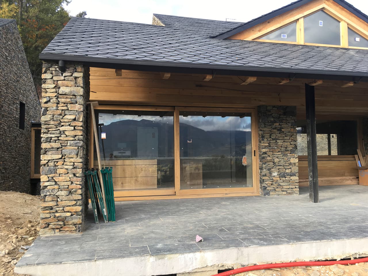 En la zona se acostumbra construir con piedra y finas maderas.
<br>