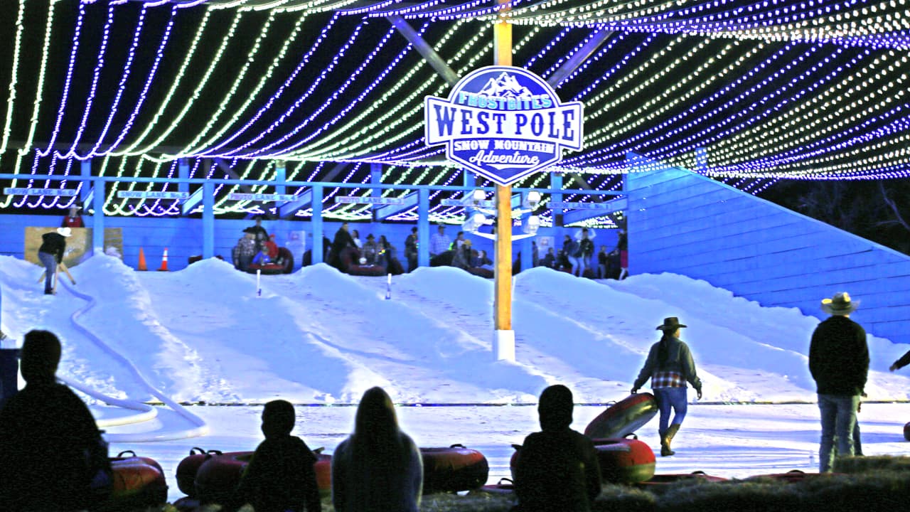 West Pole, una montaña helada, es una de las nuevas atracciones del parque, donde grandes y chicos vienen a deslizarse.