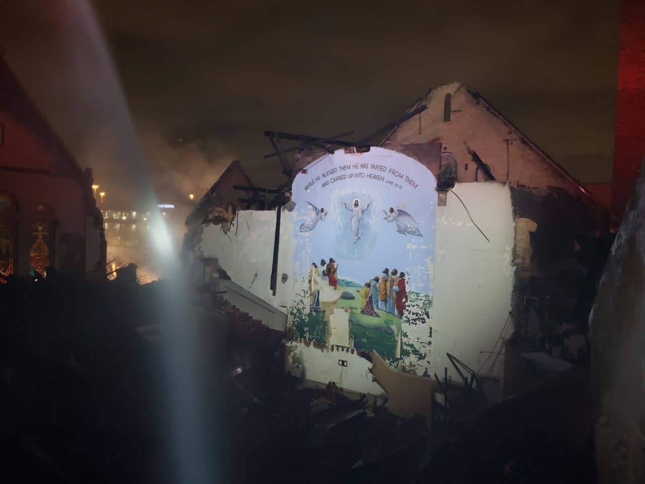 Sin embargo, ni las secuelas parecen haber afectado el mural, como lo muestra una imagen difundida en redes sociales por 
<b>el Departamento de Bomberos de Chicago</b>.