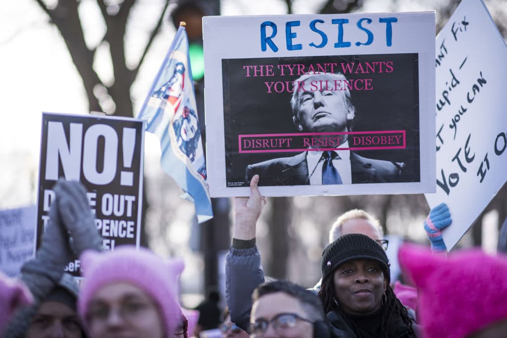 <b>"Resiste. El tirano quiere tu silencio"</b>. Uno de los mensajes de la Marcha de las Mujeres en Chicago, Illinois, en el día del aniversario de la toma de posesión del presidente Donald Trump.