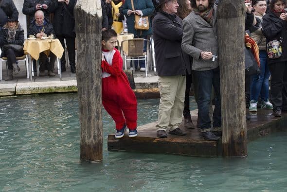 Algunos niños disfrazados participan en el carnaval de Venecia, que se celebra del 15 de febrero al 4 de marzo.