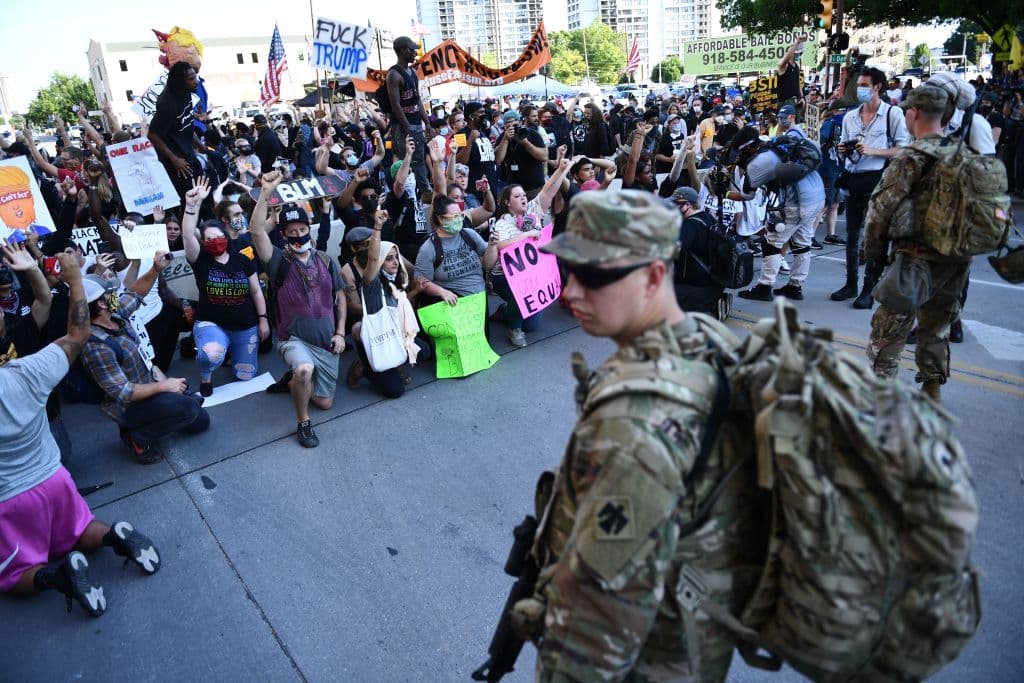 A pesar de que el presidente había vaticinado enfrentamientos con manifestantes a los que llamó "turba" y "gente muy mala", salvo el arresto de una manifestante no hubo durante el día reportes de enfrentamientos en Tulsa entre los simpatizantes del presidente y los cerca de 200 manifestantes que según los medios llegaron hasta allí.