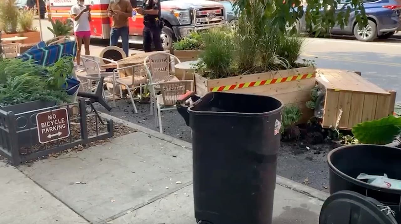 Coche se estrella contra un comedor al aire libre y deja a una mujer herida en Brooklyn