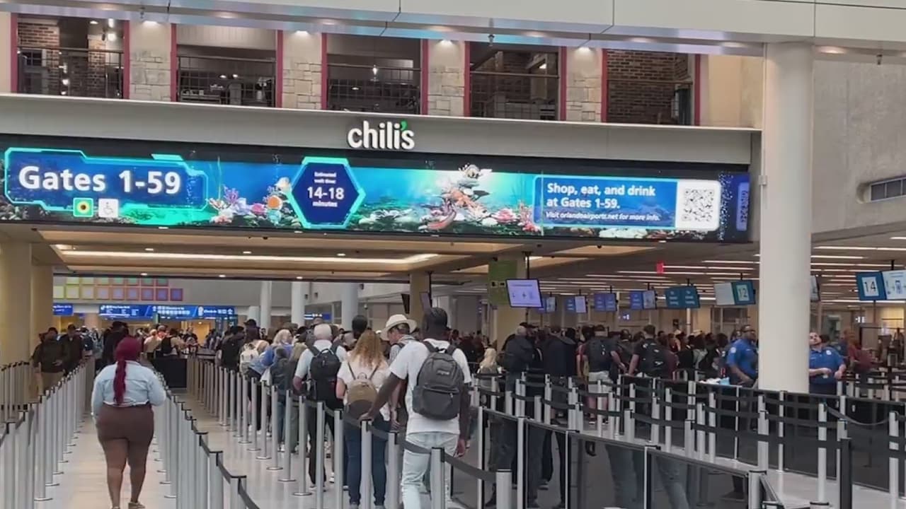 En el Aeropuerto Internacional de Orlando, cientos de pasajeros estaban varados por
<b>más de 500 retrasos y más de 70 cancelaciones de vuelos</b>.