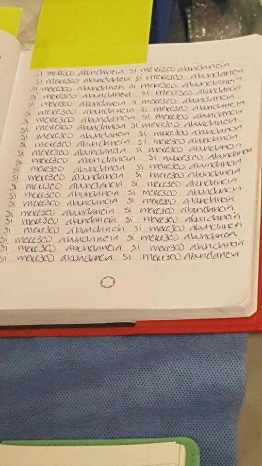 En uno de los diarios de Karime Macías se pueden leer hojas enteras con la frase: "Sí merezco abundancia, sí merezco abundancia".
<br>
