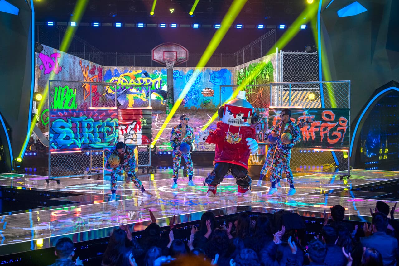 Tras la actuación de Graffiti, los investigadores dieron su pronóstico sobre la personalidad que podría estar de este disfraz. Galilea dijo que podría ser J Balvin, Yuri señaló que podría ser Diego Torres y Carlos Rivera mencionó a Benny Ibarra.