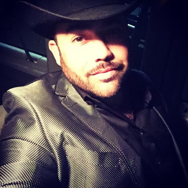 Rogelio luce sus sombreros en cualquier ocasión.