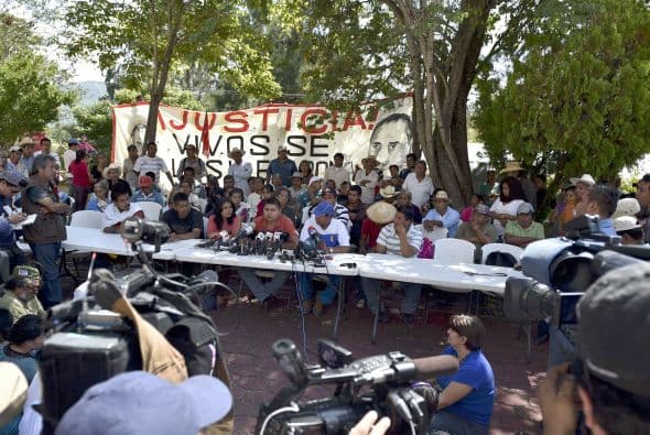 Este lunes, los padres y familiares dieron una conferencia de prensa a los medios de comunicación donde negaron que los 28 cuerpos hallados en fosas clandestinas pertenecieran a los de sus hijos.