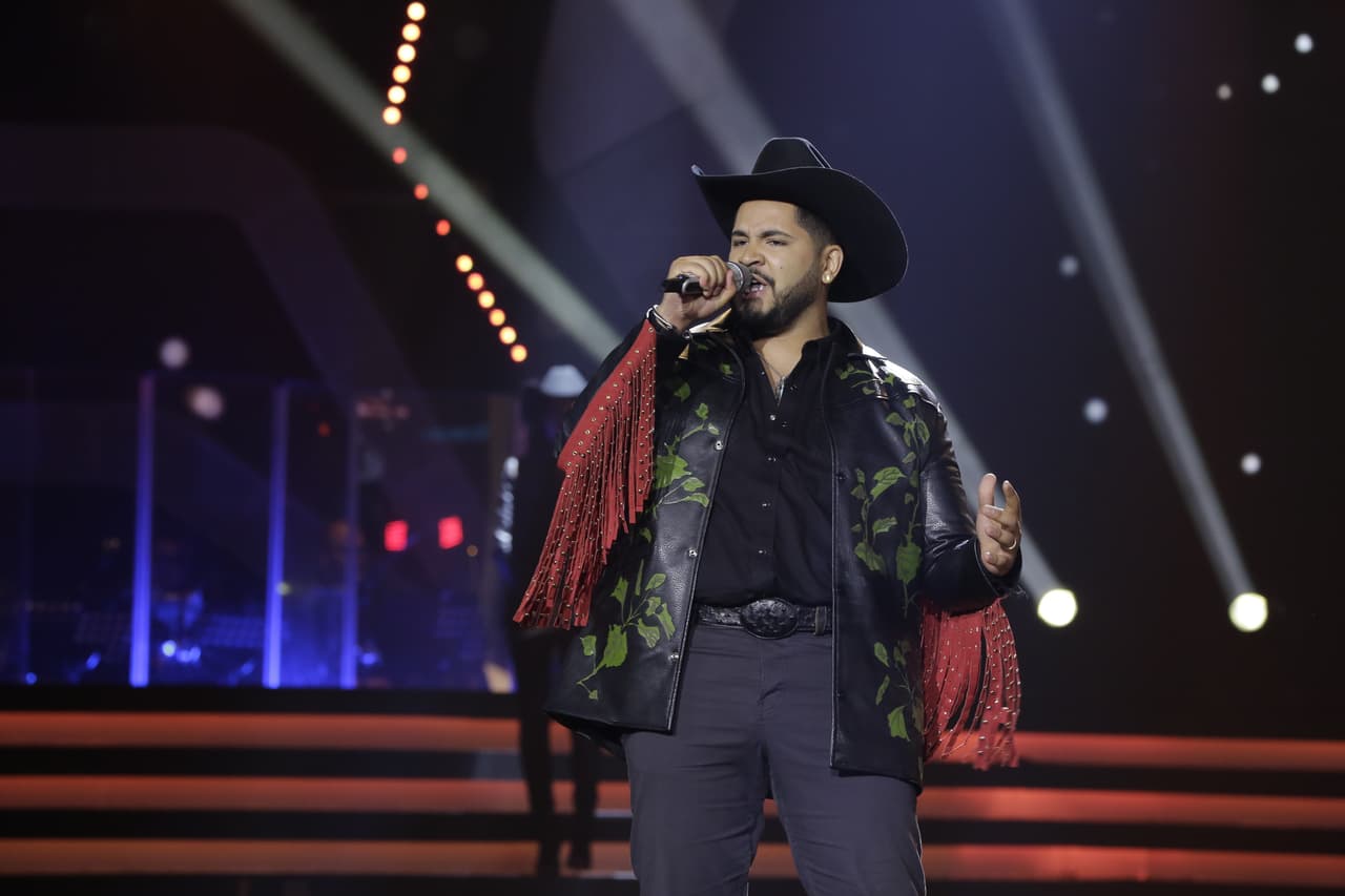 Johnny cantó 'Amor Del Bueno'.