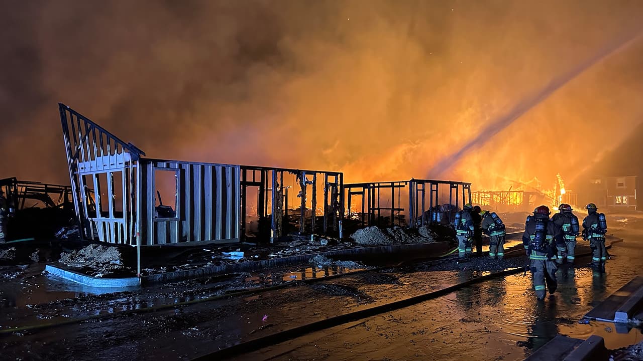 Después de varias horas, el incendio pudo ser controlado. Se desconoce cuántas unidades fueron afectadas. Nadie resultó herido.