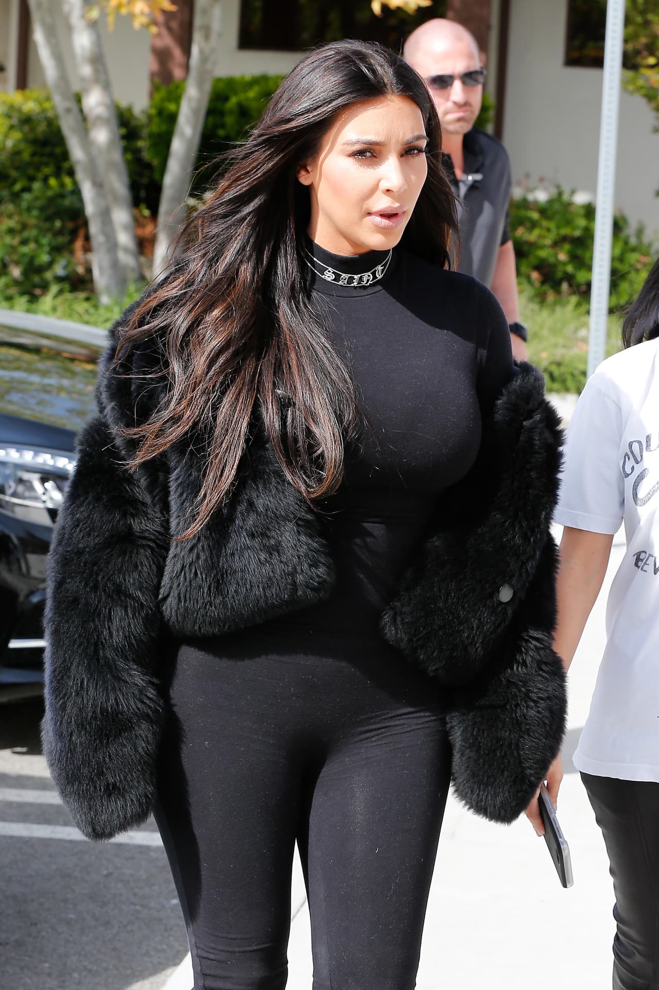 No se la quita para nada. Tal vez la lava por las noches para ponersela al día siguiente.