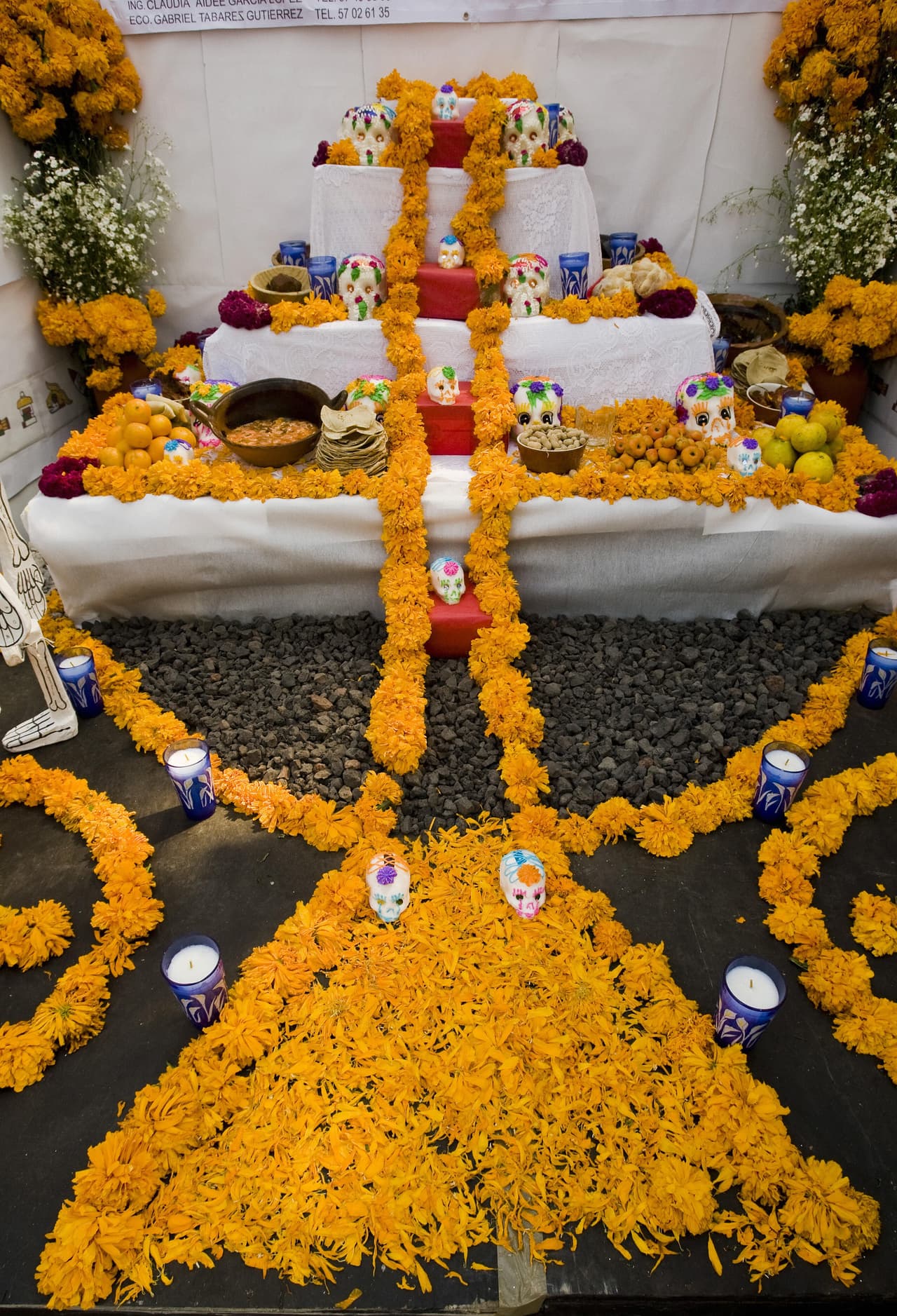 Entre la costumbre es usar los pétalos de la flor para crear un "caminito" o vereda desde la entrada del hogar hasta el altar, para que los muertos encuentren sin problema alguno la ubicación de su ofrenda y así disfrutar de los platillos y demás cosas que sus familiares hayan montado para ellos.