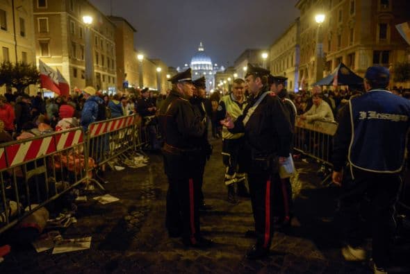 El Vaticano fue blindado. Cientos de policías fueron apostados en calles, avenidas y edificios para garantizar la seguridad durante la ceremonia de canonización.