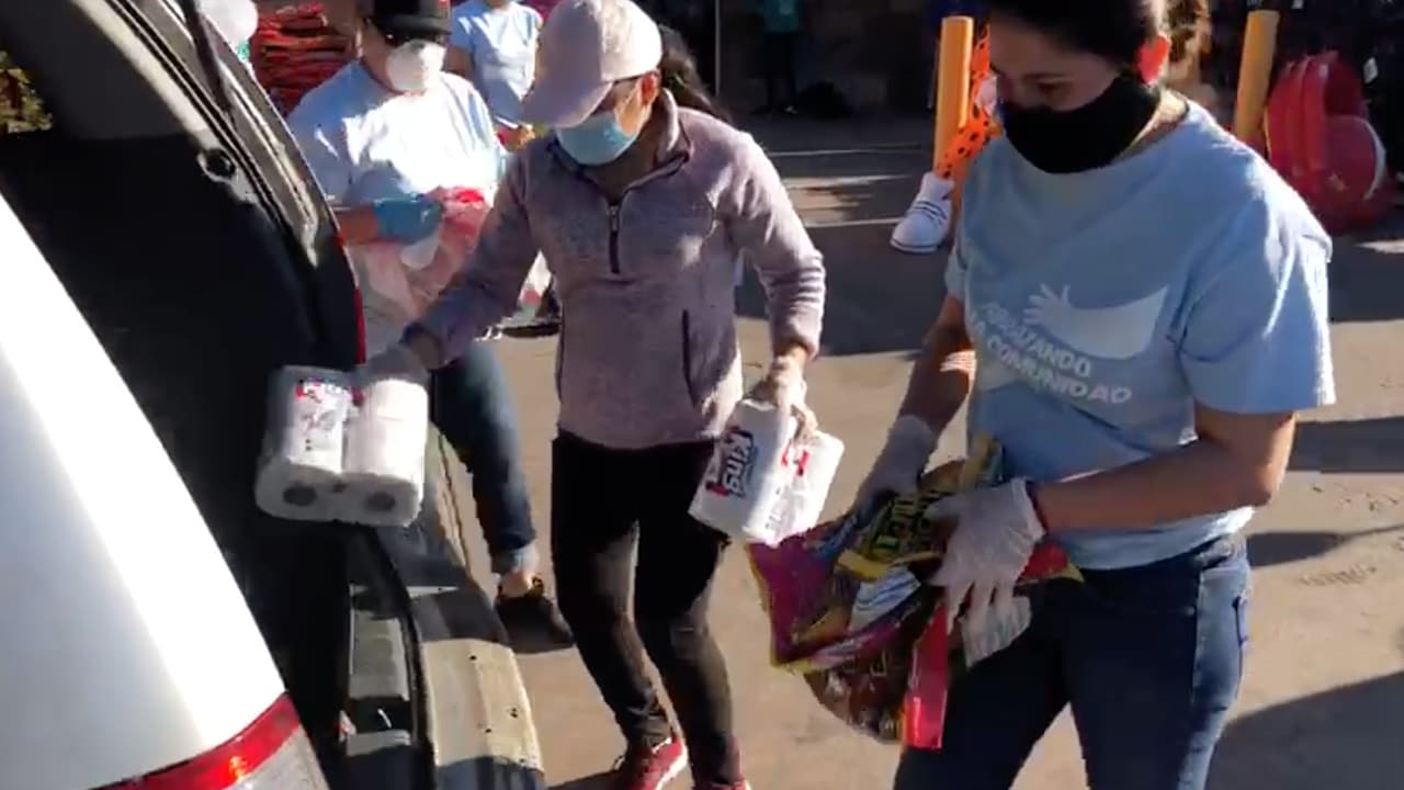 La repartición se hizo manteniendo el distanciamiento social para evitar la propagación del
<b><a href="https://www.univision.com/local/houston-kxln/empleados-de-farmacias-cvs-resultan-positivos-al-coronavirus-en-houston">coronavirus</a></b>.