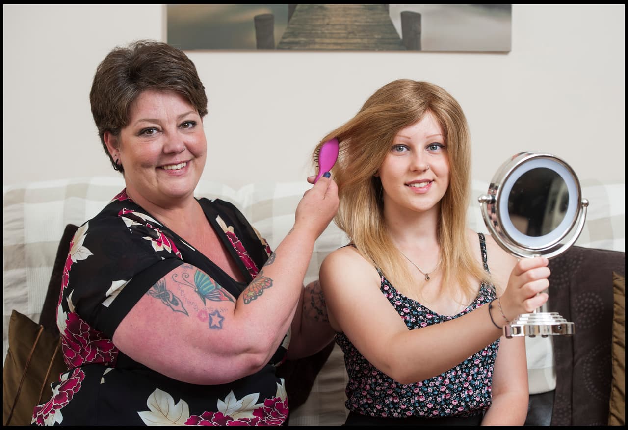 La joven pasó de tenerlo largo, luego a ser calva y finalmente a tener una peluca hecha de amor.