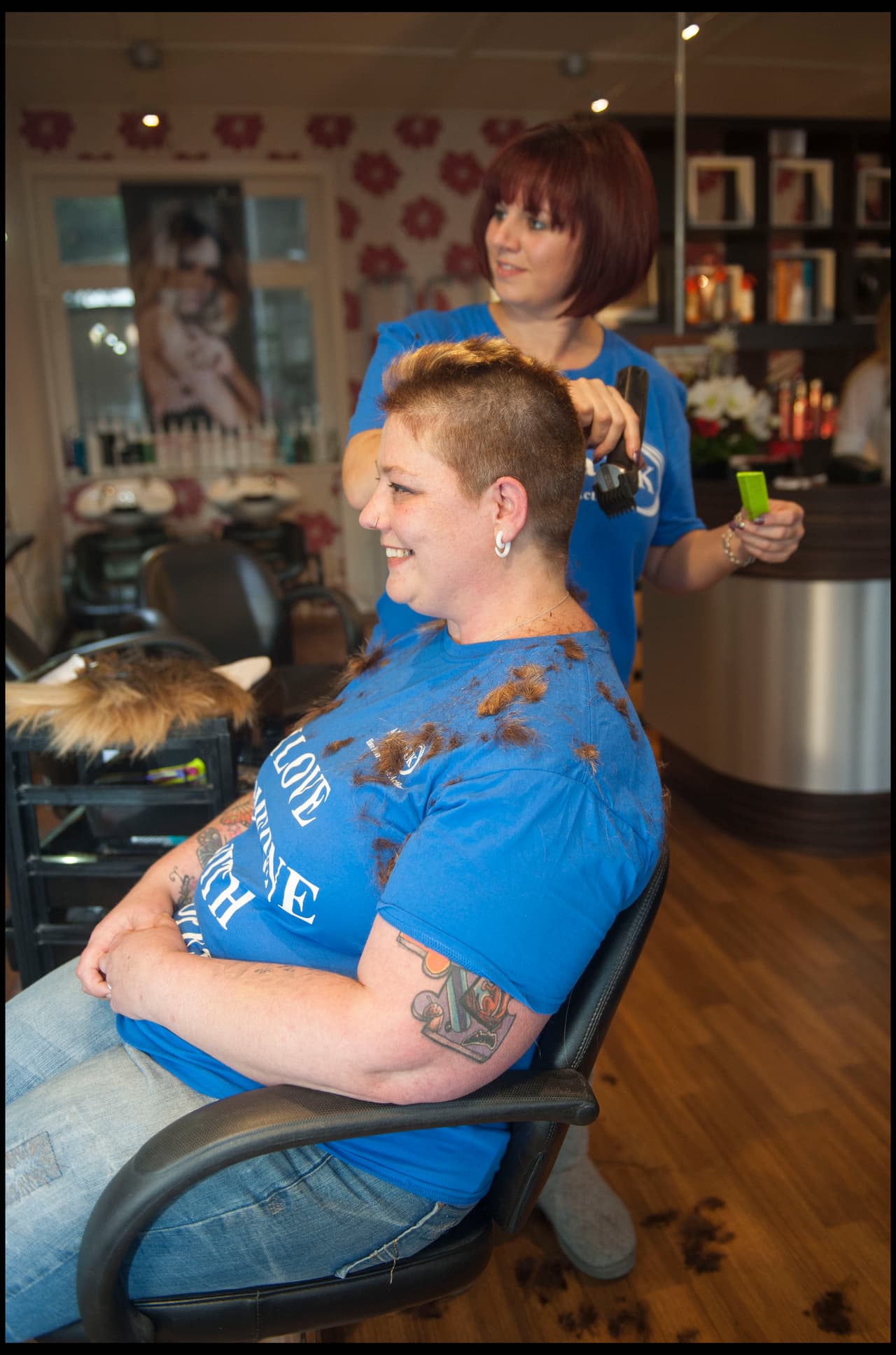 La mujer dejó crecer su cabello durante tres años para regalarlo a su pequeña hija.