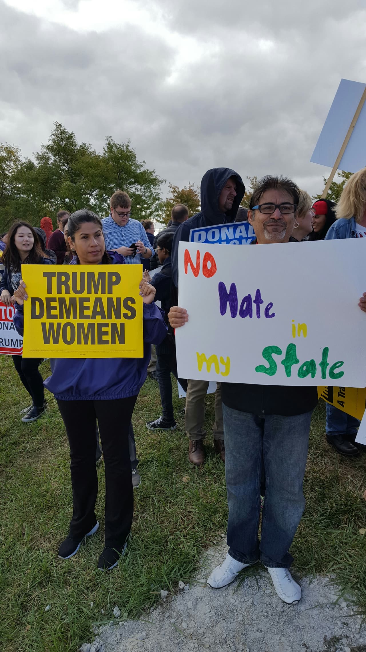 En las pancartas de manifestantes podía leerse mensajes como "Muestra tus declaraciones de impuestos", "Trump degrada a las mujeres" o "El odio de Trump Divide".