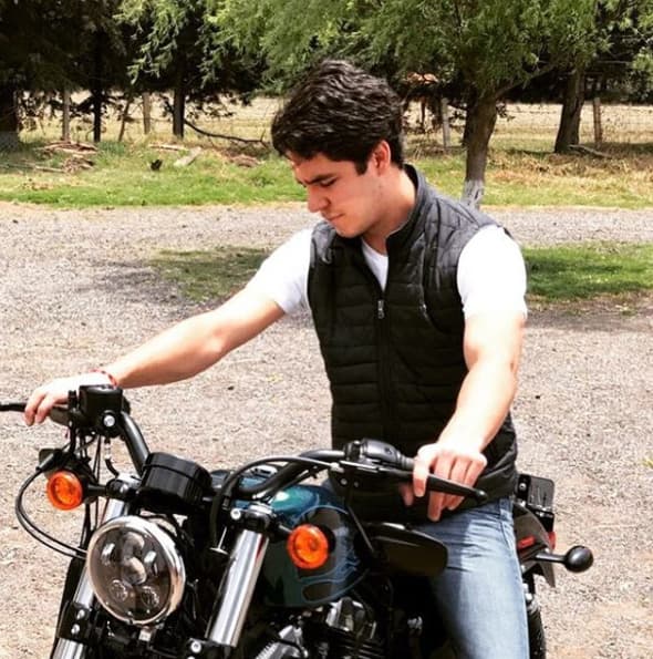 Eduardo Jr. estudió Mercadotecnia y hasta el momento no tiene planeado seguir los pasos de sus famosos padres, aunque confesó a la revista TVNotas que sí le gusta cantar.