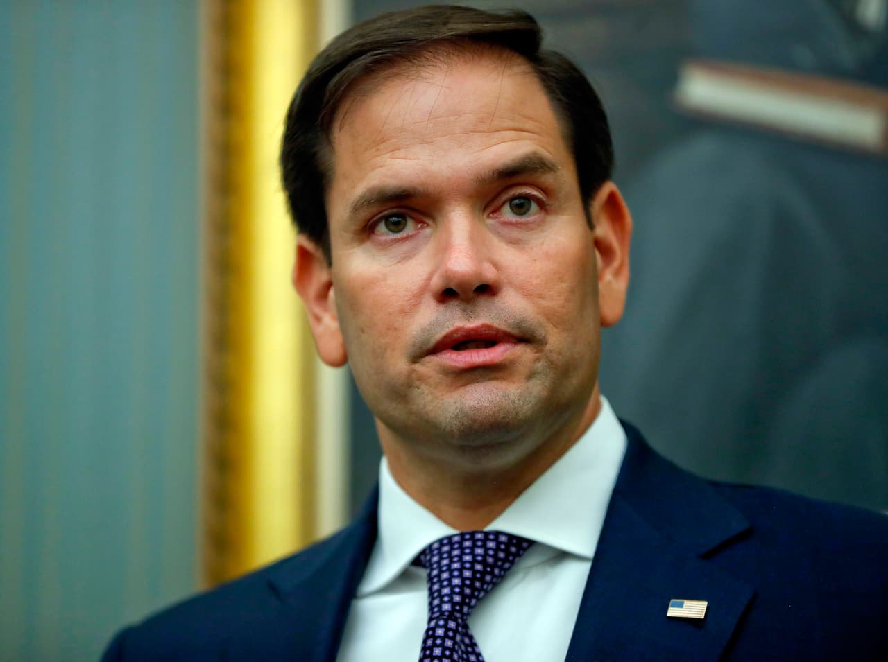 <b>Marco Rubio. </b>Recibió un total de 
<b>9,900 dólares</b> de la NRA, según el 
<a href="https://www.fec.gov/data/disbursements/?two_year_transaction_period=2016&data_type=processed&committee_id=C00053553&min_date=01%2F01%2F2015&max_date=12%2F31%2F2016&recipient_state=FL">registro de la Comisión Federal Electoral</a>, distribuidos así: 4,950 el 09/06/2016 y una cantidad similar el 08/30/2016.