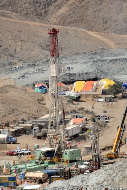 En tanto, en los terrenos aledaños al yacimiento San José, ya se habilitó un helipuerto extra donde aterrizarán los helicópteros de la Fuerza Aérea de Chile, que trasladarán a los mineros al hospital de Copiapó.