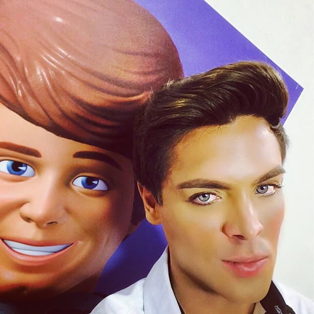 Tras varios intentos fallidos, y más de una cirugía mal hecha, el joven terminó demandando a su cirujano de cabecera.