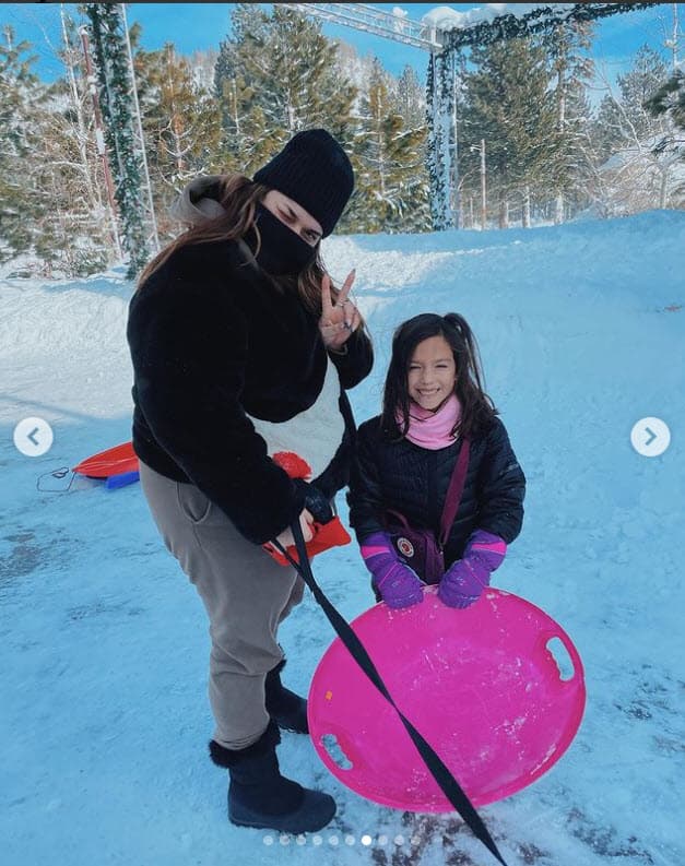 La hija mayor de Jenni Rivera y sus hermanos se la han pasado jugando en la nieve y disfrutando del calor de la cabaña en la que se hospedan.