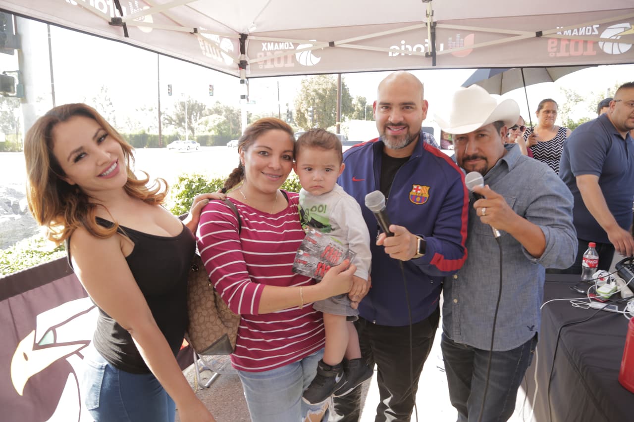 'El Bueno, La Mala y El Feo' entregando boletos en la ciudad de Carson.