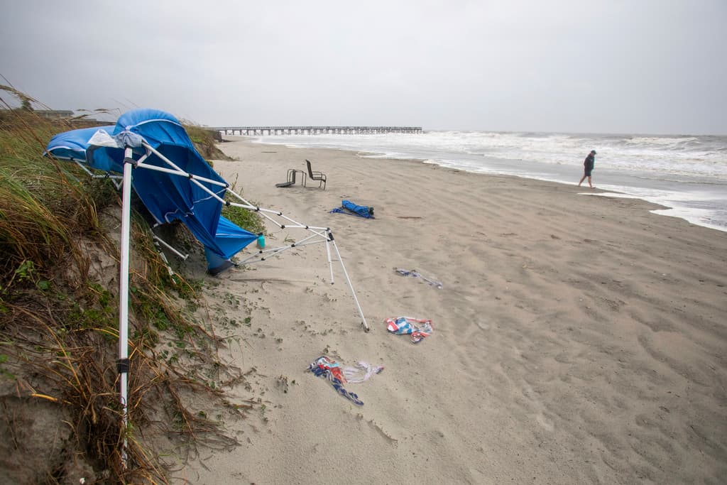 En la playa, en Isla de Palmas, el viento tumbó una sombrilla y arrastraba la ropa que algunos bañistas habían dejado en la orilla.