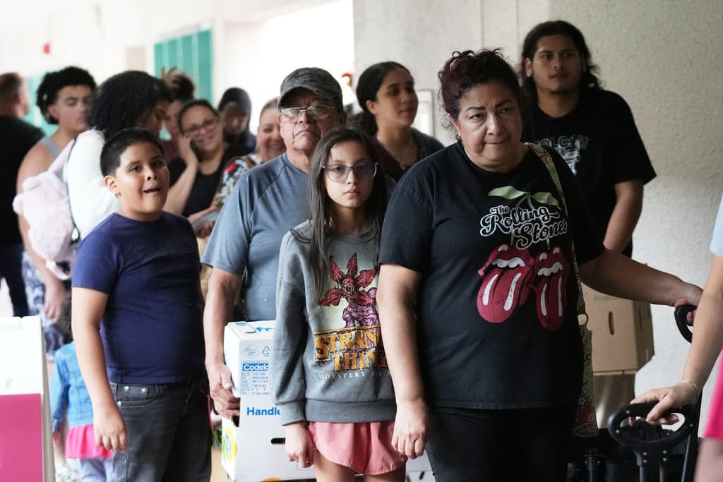 Personas de todas las edades recibieron alimentos en Hollywood.