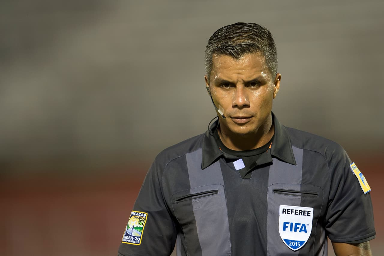 Comenzó su carrera en el torneo Sub 17 de Concacaf el 7 de diciembre de 2012, en un empate sin goles entre Nicaragua y Guatemala. Mostró cinco amarillas en total.